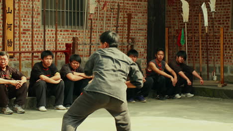 Hábil-Luchador-Oriental-Demostrando-Kung-Fu-En-La-Escuela-De-Artes-Marciales.