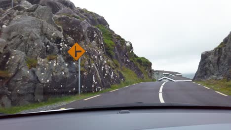 Armaturenbrett-Fahren-Irland-Landstraße-Perspektivische-Ansicht-Von-Der-Windschutzscheibe