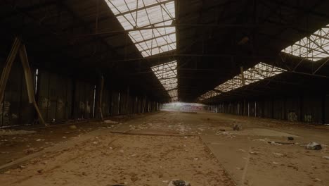 Vista-Pov-De-Un-Gran-Almacén-Abandonado-Con-Basura-En-El-Suelo