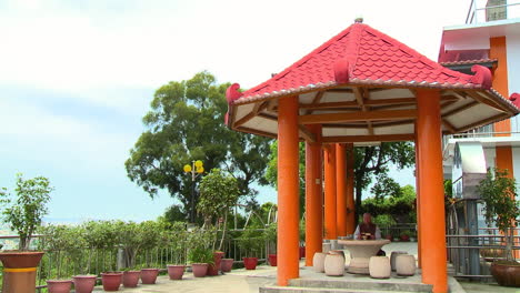 Monje-Budista-Sentado-Lee-Y-Reza-En-El-Pabellón-Del-Templo