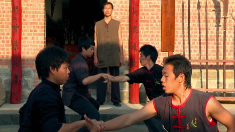 Meister-Der-Alten-Chinesischen-Kampfkünste-Leitet-Die-Handbewegungen-Von-Jungen