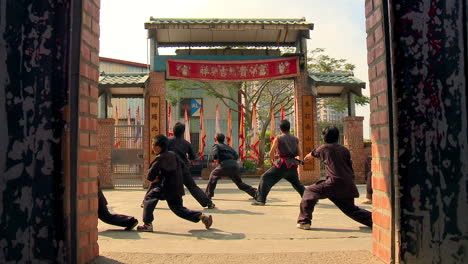 Eine-Gruppe-Chinesischer-Kinder-Lernt-Unter-Aufsicht-Im-Dojo-Kampfkunst