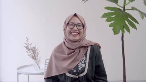 Niña-Indonesia-Con-Hijab-Riéndose-Durante-Una-Entrevista
