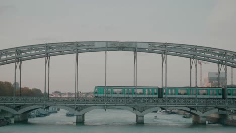 Metro-De-París-Pasando-Por-El-Viaducto-D&#39;Austerlitz-En-París-Sobre-El-Río-Sena.