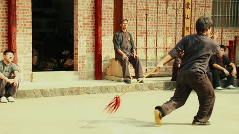 Toma-De-Seguimiento-Joven-Maestro-De-Kungfu-Practicando-Con-Lanza-En-La-Escuela-De-Lucha-Oriental.