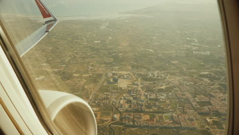 Blick-Auf-Die-Stadt-Malaga-Aus-Dem-Flugzeugfenster