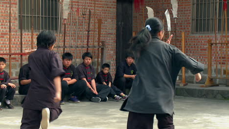 Ein-Paar-Kinder-Lernen-Chinesische-Kampfkünste