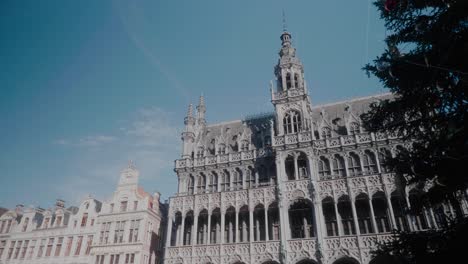 Edificio-De-Piedra-Adornado,-Grote-Markt,-Arcos,-Ventanas,-Balcones,-Plano-Medio