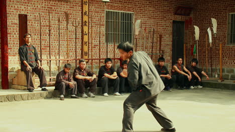 Disziplinierter-Kampfsportler-Demonstriert-Taiwanesische-Kung-Fu-Fähigkeiten,-Kamerafahrt