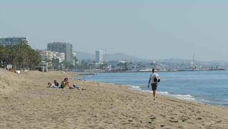 Pocas-Personas-En-La-Playa-De-Marbella,-Día-Soleado.