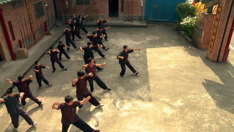 Un-Grupo-De-Jóvenes-Chinos-Practican-Poderosas-Artes-Marciales-Con-Su-Maestro.