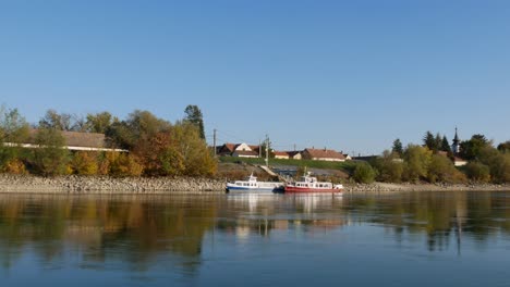 Kleine-Touristenboote-Ankerten-Am-Flussufer-In-Tahitotfalu,-Ungarn