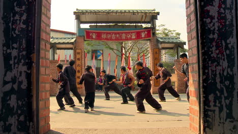 Gruppe-Kleiner-Jungen-Beim-Training-Alter-Chinesischer-Kampfkünste-Im-Innenhof