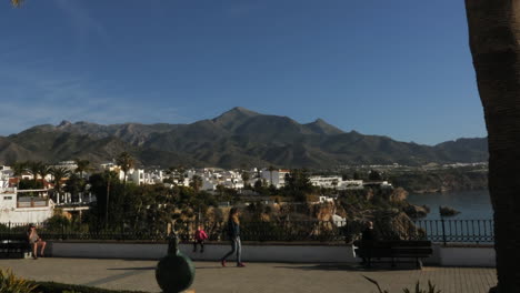 Balcón-De-Europa-Mirador-Costero-De-Nerja-En-Un-Día-Soleado