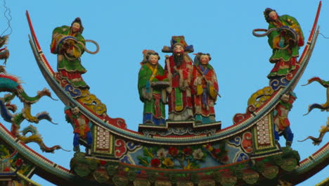 Detaillierte-Schnitzereien-Schmücken-Das-Dach-Im-Pagodenstil-Eines-Alten-Tempels-In-Taiwan