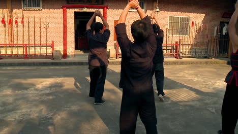 Gruppe-Von-Jungen,-Die-Im-Innenhof-In-Taiwan-Kampfkunst-Trainieren