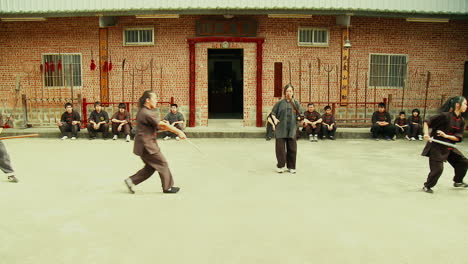 Gruppe-Asiatischer-Mädchen,-Die-Kung-Fu-In-Der-Orientalischen-Kampfschule-Machen
