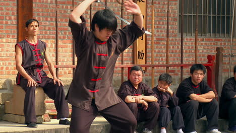 Asiatischer-Mann,-Der-Kampfkunst-Mit-Orientalischem-Dolch-übt