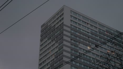 Vista-De-ángulo-Bajo-Del-Edificio-De-Apartamentos-A-Primera-Hora-De-La-Tarde-Contra-Nubes-Oscuras