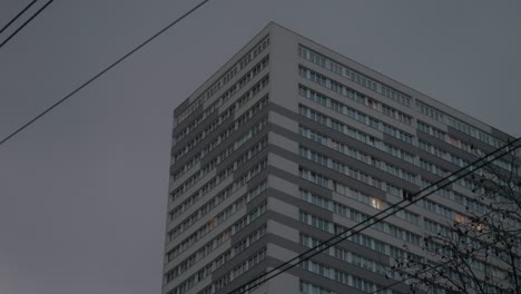 Niedrigwinkelaufnahme-Eines-Mehrfamilienhauses-Am-Frühen-Abend-Vor-Dunklen-Wolken