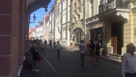 Sidewalk-and-busy-walk-way-in-Tallinn,-Estonia