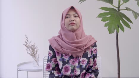 Chica-Indonesia-Con-Hijab-Sentada-Para-Una-Entrevista