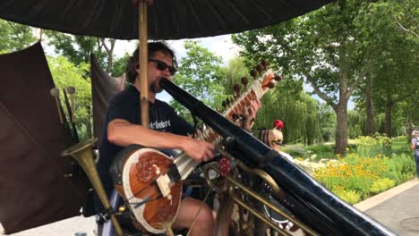 Hombre-Musical-Con-Múltiples-Talentos-Tocando-Instrumentos-En-El-State-Garden-Show-De-Heilbronn.