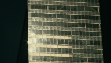 Fassade-Eines-Unternehmensgebäudes-In-New-York-Mit-Sonnenscheinaufnahme-Auf-Einer-Kodak-Rolle