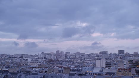 Tranquila-Vista-Desde-La-Azotea-Del-Horizonte-De-París-Con-Cielos-Azules-Y-Violetas