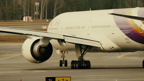 Die-Thailändische-Boeing-777-Steuert-Langsam-Auf-Den-Rollweg-Des-Flughafens-Malaga-Zu