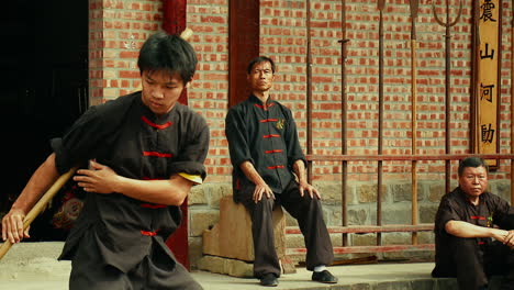 Entrenamiento-De-Luchadores-Asiáticos-De-Artes-Marciales-Con-Seguimiento-De-Armas-De-Bastón-De-Kung-Fu.