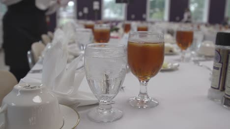 Vasos-Y-Té-En-Un-Salón-De-Banquetes-Con-Camarero.