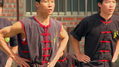 Chinesischer-Kampfkunstmeister-Mit-Seinen-Schülern-Bei-Einer-Vorführung