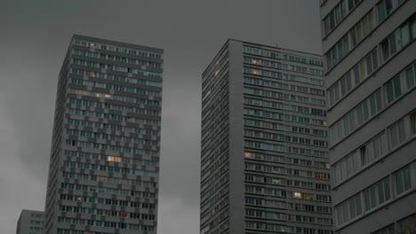 Niedriger-Blickwinkel-Auf-Hochhauswohnungen-In-Paris-Vor-Dramatischem-Himmel