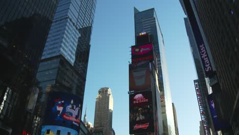 Schilder-Und-Werbetafeln-Zeigen-Werbung,-Während-Der-Verkehr-Auf-Den-Straßen-Des-Times-Square-Vorbeizieht