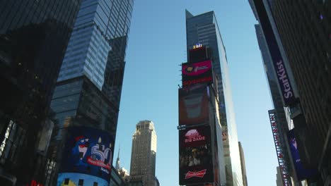 Letreros-Y-Vallas-Publicitarias-Muestran-Anuncios-A-Medida-Que-Pasa-El-Tráfico-En-Las-Calles-De-Times-Square.