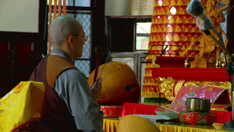 Buddhistischer-Mönch-Betet-Mit-Religiösen-Werkzeugen-In-Der-Hand
