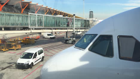 Blick-Auf-Eine-Jetbridge-Mit-Menschen,-Die-In-Ein-Flugzeug-Einsteigen