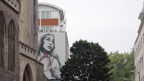 Ein-Fantastisches-Wandgemälde-Am-Straßenrand-In-Bristol