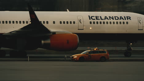 Plano-De-Seguimiento-Del-Avión-De-Icelandair-Rodando-De-Lado