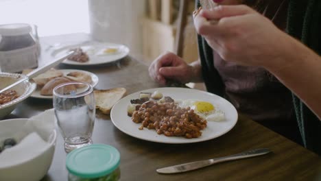 Erwachsener-Mann,-Der-Am-Tisch-Ein-Englisches-Frühstück-Genießt