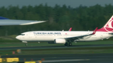 Flugzeug-Der-Türkischen-Fluggesellschaft-Hebt-Ab.-Kamerafahrt