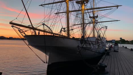 Das-Historische-Schiff-HMS-Jarramas-Steht-Bei-Sonnenuntergang-Am-Dock-Mit-Einem-Wunderschönen-Rosa-Und-Blauen-Sonnenuntergangshimmel-In-Der-Marinestadt-Karlskrona-Im-Südlichen-Teil-Schwedens