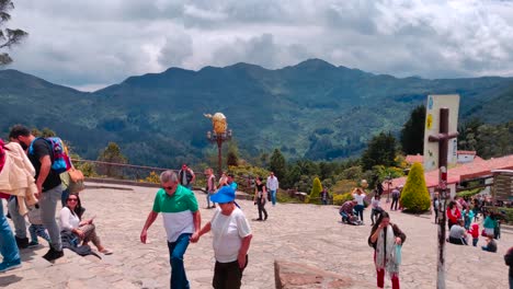 Turistas-Y-Gente-Local-Caminando,-Tomando-Fotografías-Y-Disfrutando-De-La-Cima-Del-Teleférico-De-Monserrate-En-Bogotá,-Colombia.