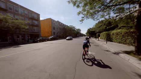 Pov-En-Bicicleta-Y-Girando-Hacia-La-Calle-Saint-Denis-En-Montreal,-Canadá