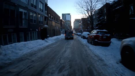 POV-Zeitrafferfahrt-Entlang-Vereister-Schneestraßen-Auf-Der-Insel-Montreal