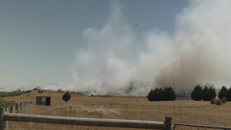 Großer-Grasbrand-Auf-Ackerland-Mit-Hubschrauberdiensten,-Die-Versuchen,-Land-Und-Eigentum-Zu-Retten