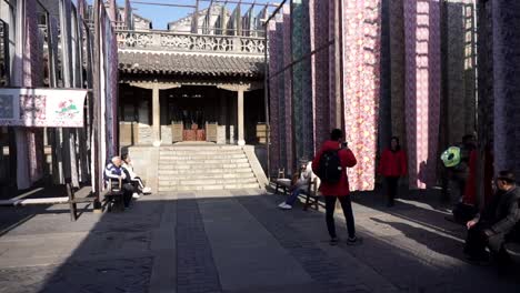 Gente-De-La-Ciudad-De-Agua-De-Gubei-Colgando-En-Un-Patio-Textil