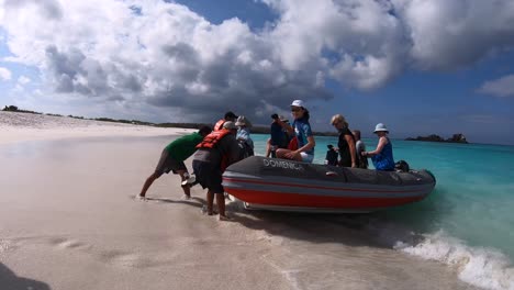 Touristen-Bereiten-Sich-Darauf-Vor,-An-Einem-Strand-Der-Galapagos-Inseln-Von-Bord-Zu-Gehen