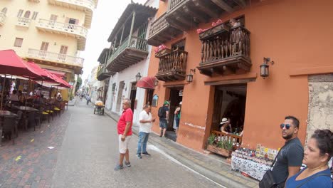 Touristen-Gehen-Und-Stehen-Auf-Einem-Platz-Und-Einer-Straße-In-Der-Altstadt-Von-Cartagena-De-Indias